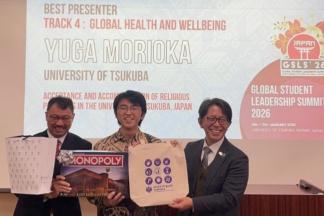 森岡悠雅さん（写真中央）