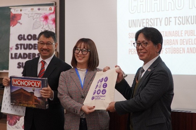 市川千尋さん（写真中央）